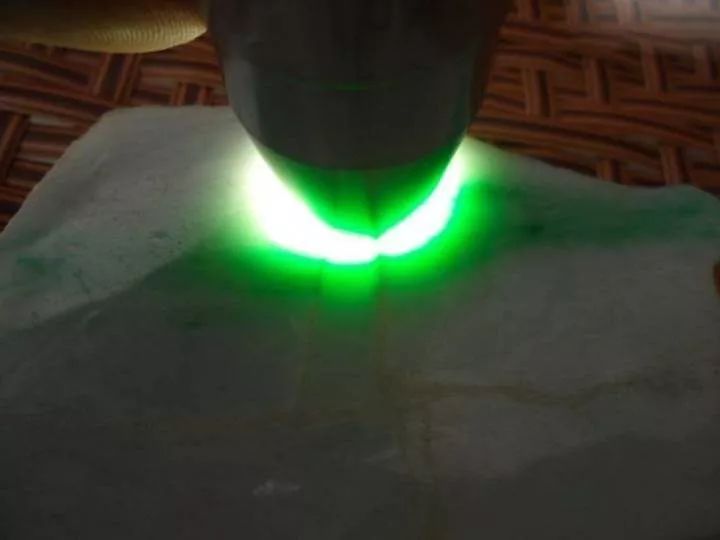 翡翠|800地摊买的翡翠原石,幻想的帝王绿破灭,却惹的全场哄堂大笑!