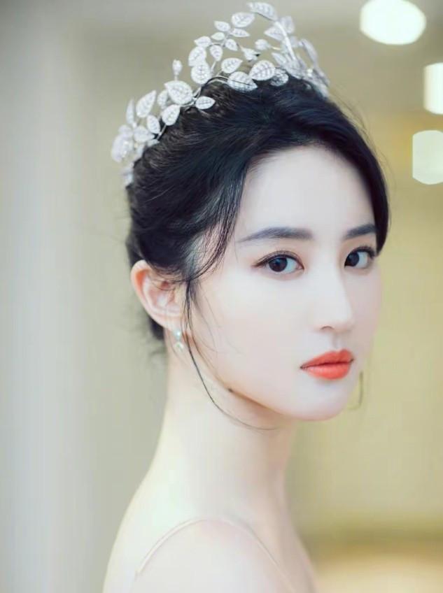 发型 究竟什么样的五官和发型,才称得上是女神,不妨从几点来分析一下