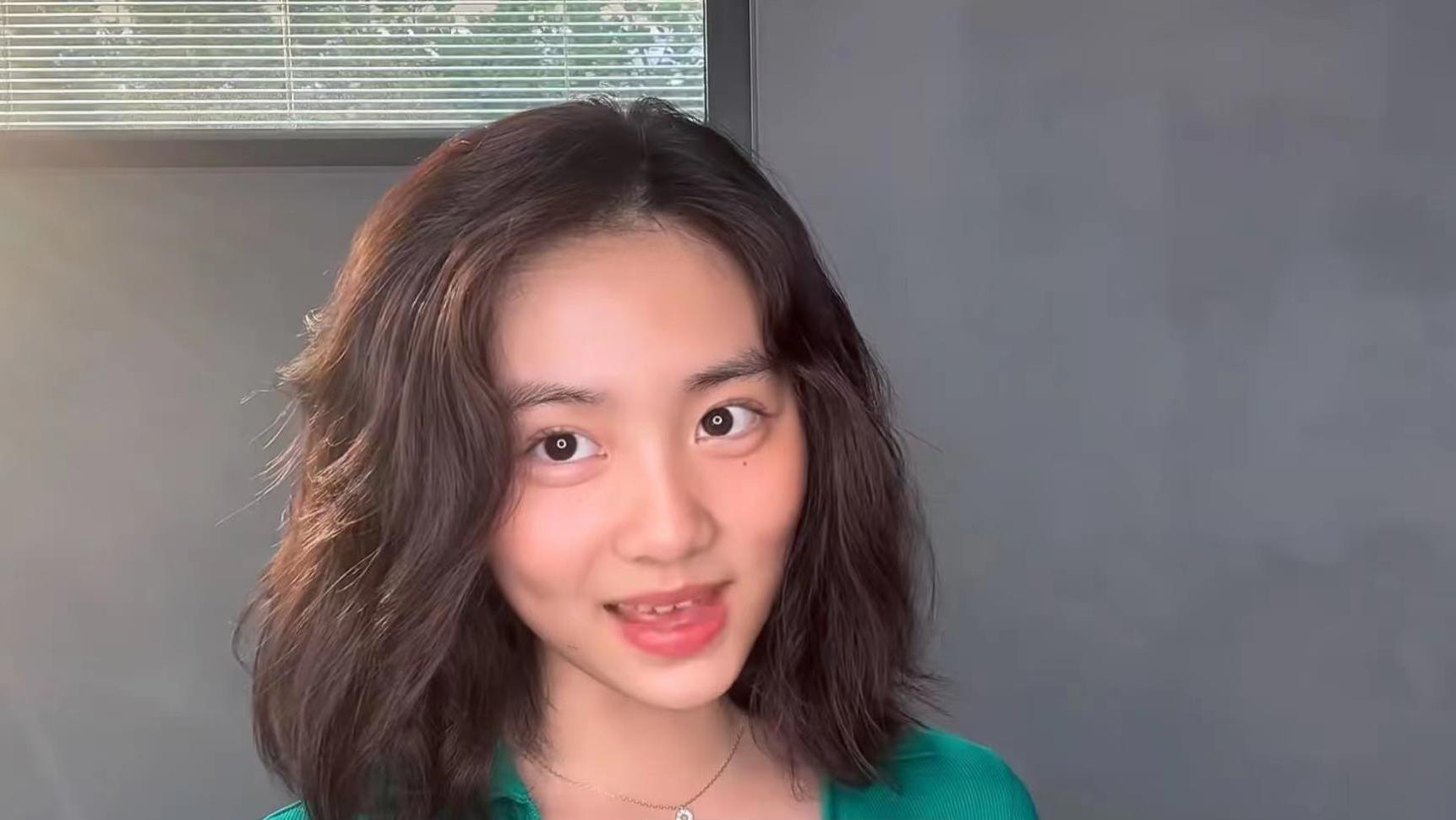 黄忆慈|16岁黄多多近照太成熟！烫卷发打5个耳洞，红唇瓜子脸似陈德容