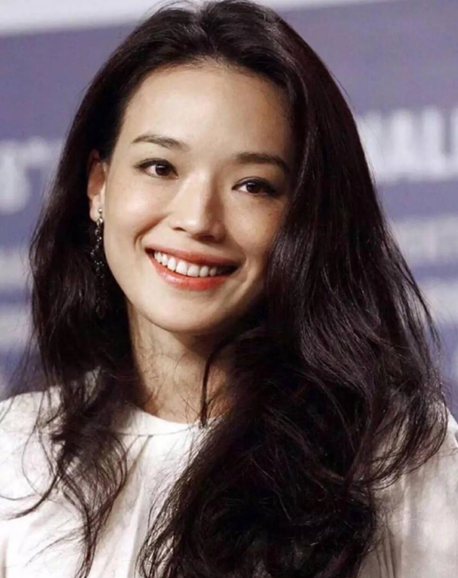 李丽珍|56岁李丽珍罕见露脸，从yan星到影后，事业巅峰期被闺蜜爆出丑闻，前途尽毁