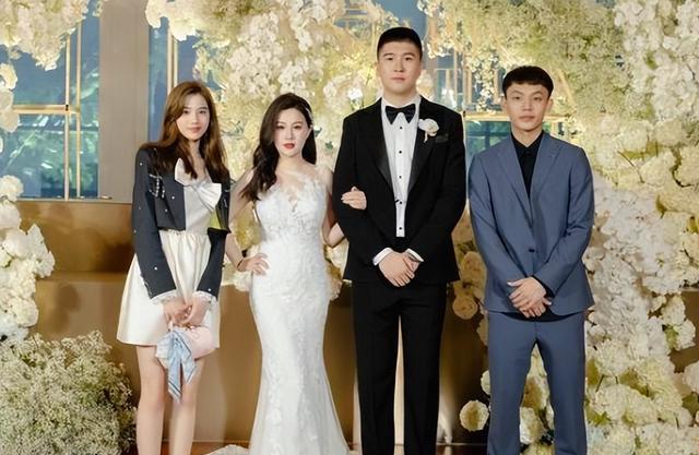 徐杰|徐杰女友首次正式露面！肤白貌美气质优雅，1米75大长腿太抢镜