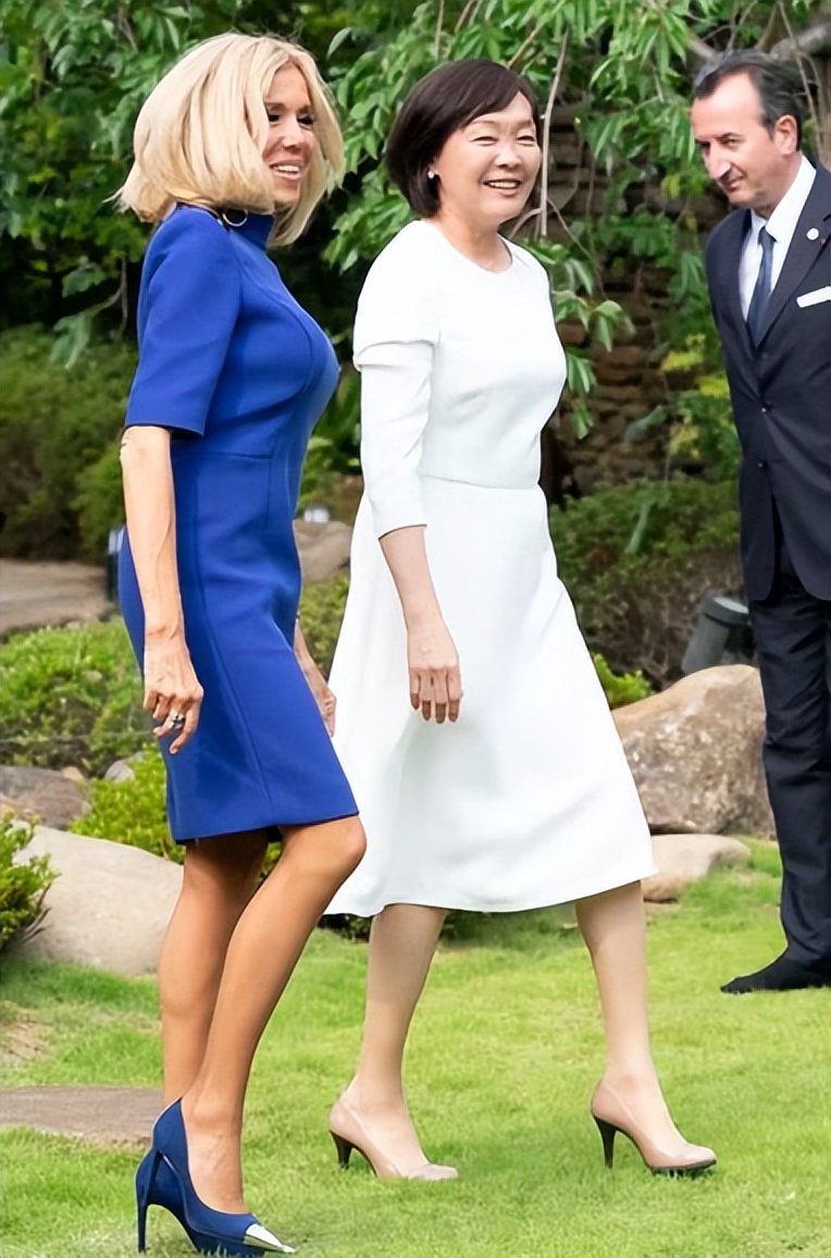 埃马纽埃尔·马克龙|马克龙拉着手带老婆度假，69岁的布丽吉特身穿露背迷你裙，好甜