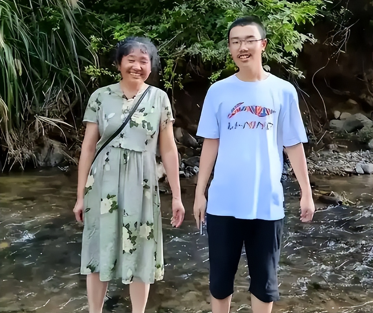 胡鑫宇案件疑点重重,妈妈和舅舅却回了老家,难道是要放弃吗?
