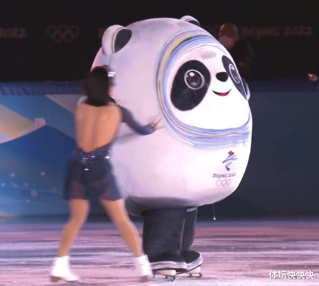 冰墩墩|画面被切了！你可能没看到羽生结弦贴抱冰墩墩，隋文静扑倒冰墩墩！