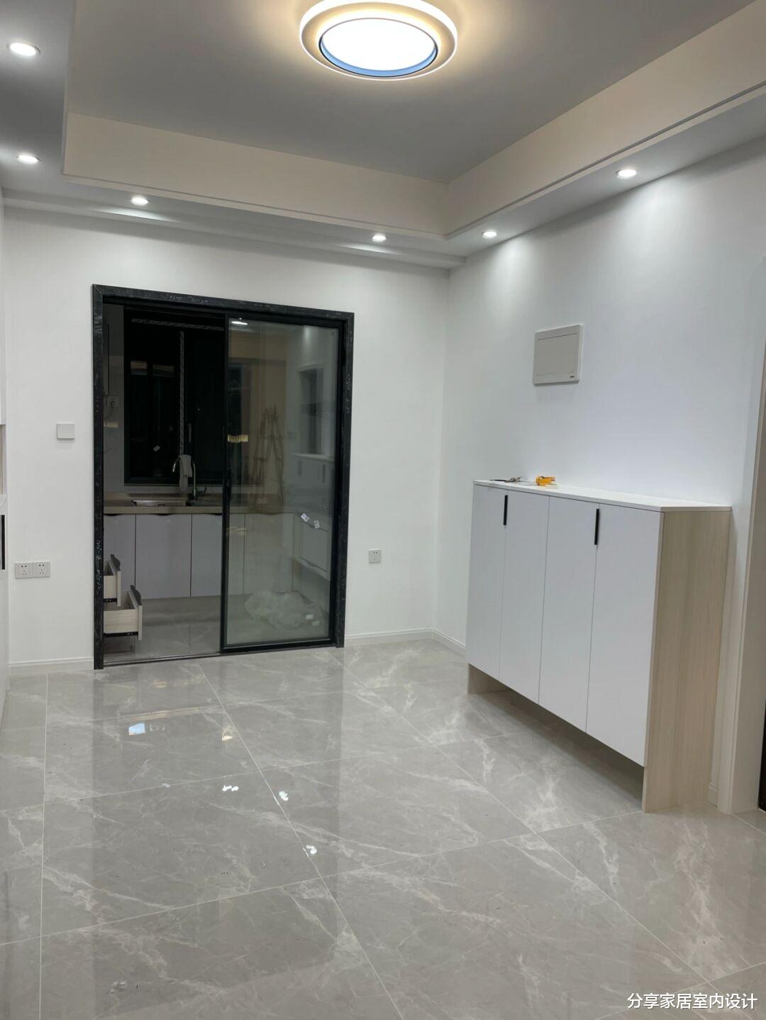 分享一下朋友家的新房，还没家具很喜欢，电视墙值得参考！