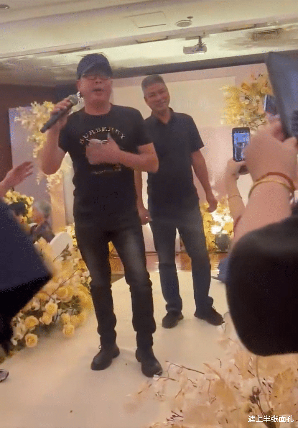 刀郎|51岁歌手刀郎现身婚庆现场,面容苍老,卖力演唱为新人送上祝福