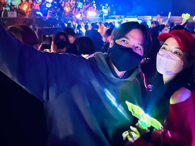 舒淇|冯德伦舒淇与郑秀文等友人开心聚会，夫妻俩亲密相依超恩爱