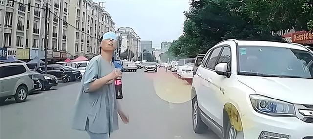 2021年沈阳丁女士碰瓷身亡,家属索赔100万,法院查监控:不用赔