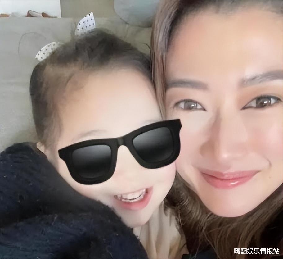 谢婷婷|今日,谢婷婷再晒与男子亲密同游照,网友调侃谢霆锋这个妹夫长相有点怪