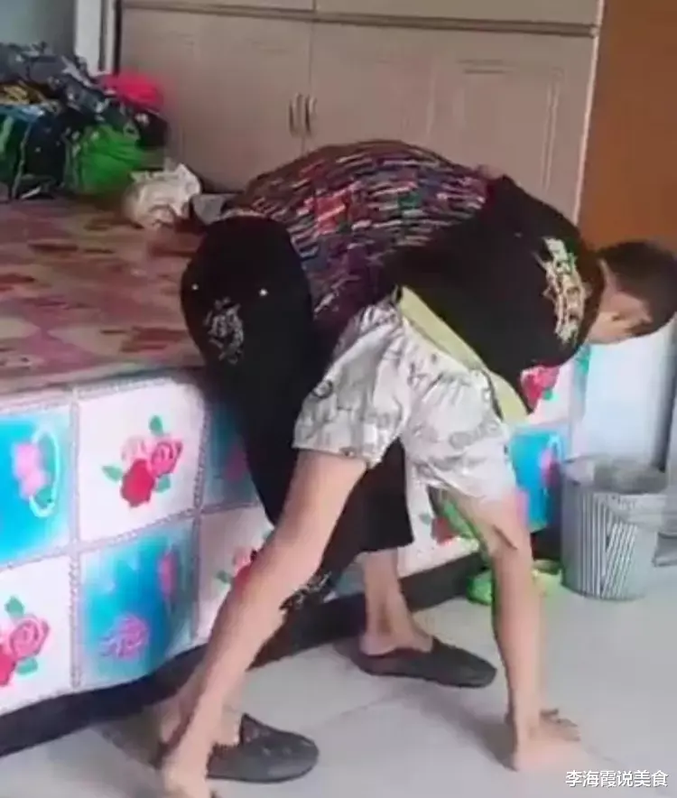 太可怕了!10岁孙子将奶奶活活勒死,旁边的同伴边笑边淡定拍视频