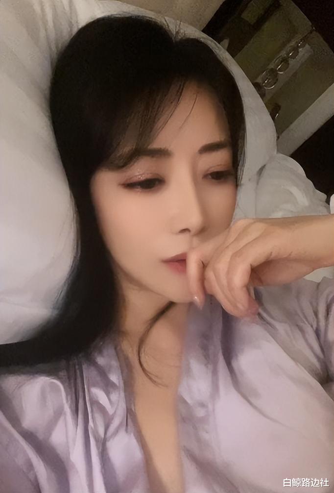 |47岁陈紫函深夜晒自拍，穿睡衣尖下巴抢镜，疑和小9岁老公亮红灯