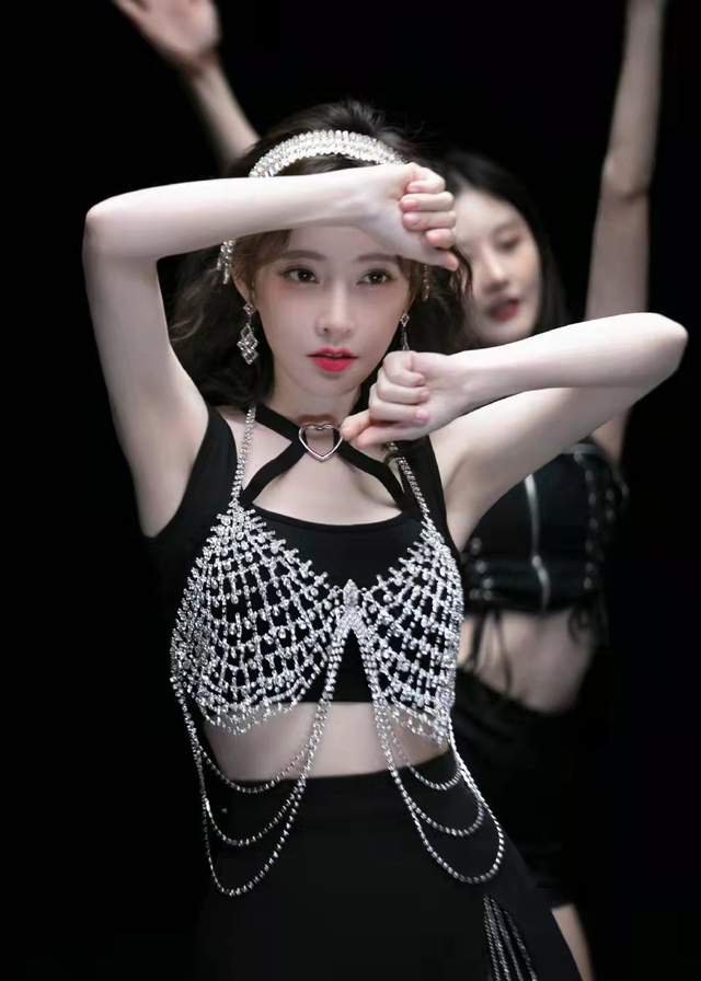 超模|冯提莫新路透出现，素颜淡妆依旧让人移不开眼，出差开始新工作