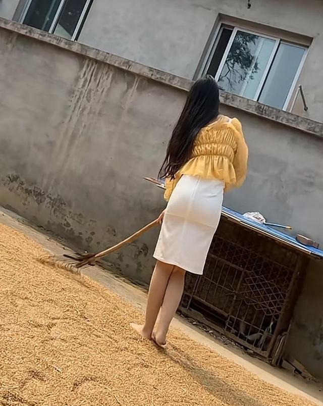 为了当网红,女子不分场合性感摆拍,网友:格外吸引人