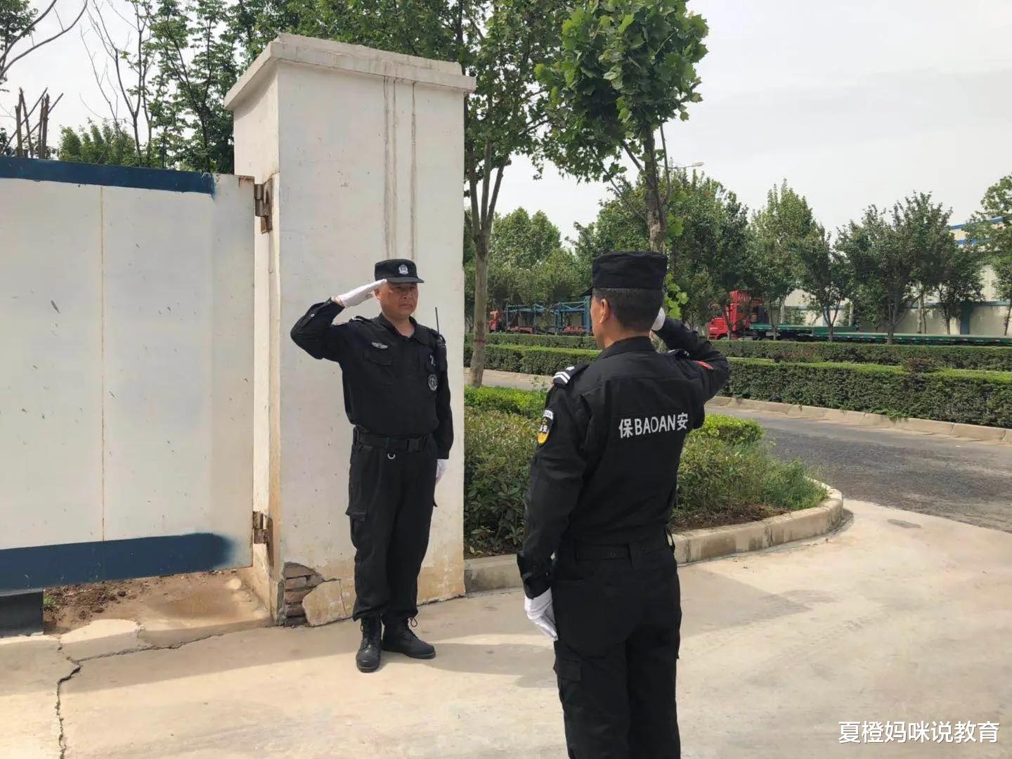 呼市一女子跳楼,焊死的铁皮门将母女阴阳相隔,物业为何敢焊门?