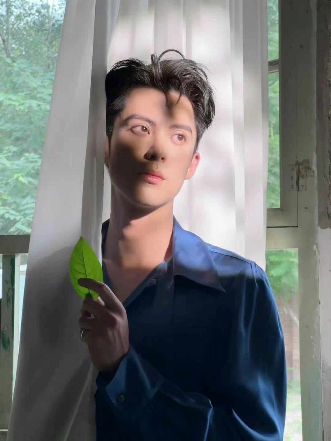 王鹤棣|王鹤棣真不愧是生图杀手，无美颜无滤镜气质出众，五官精致好帅气