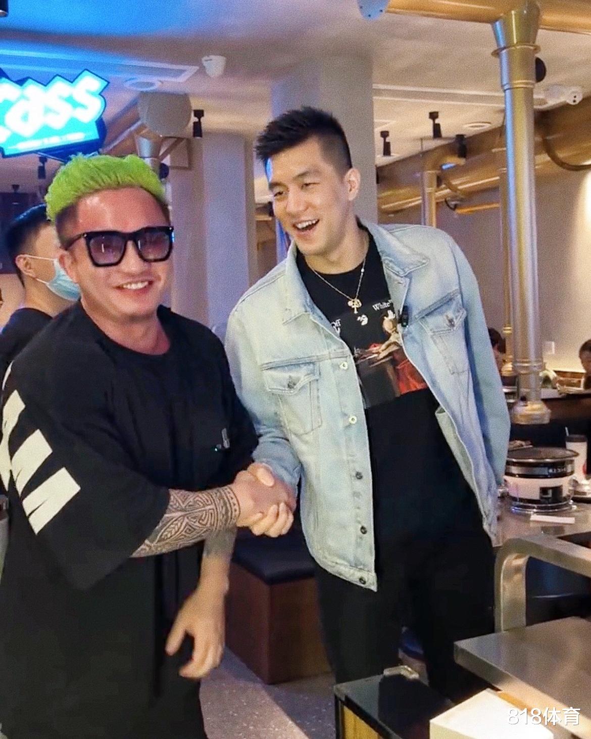 郭艾伦|不爱炒莓了! 郭艾伦成都烤肉店请网红吃饭, 赞不绝口: 贼香! 我爱吃烤肉