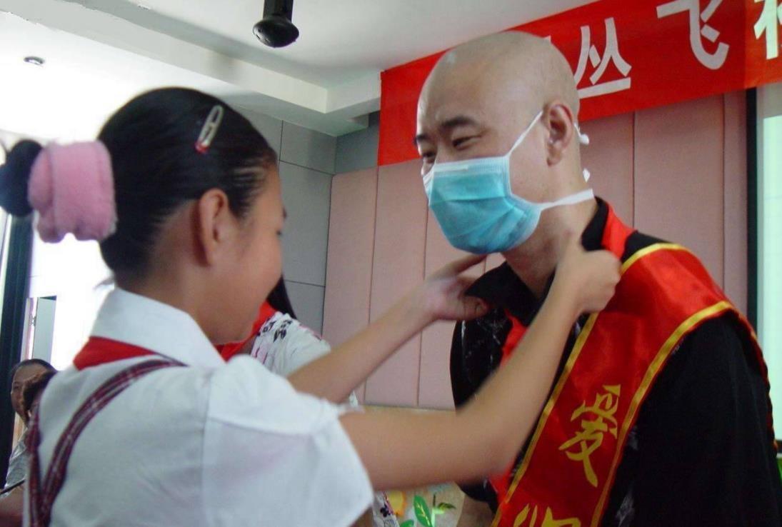 公益|歌手丛飞患绝症，断掉对183个儿童的资助，有家长打电话来大骂