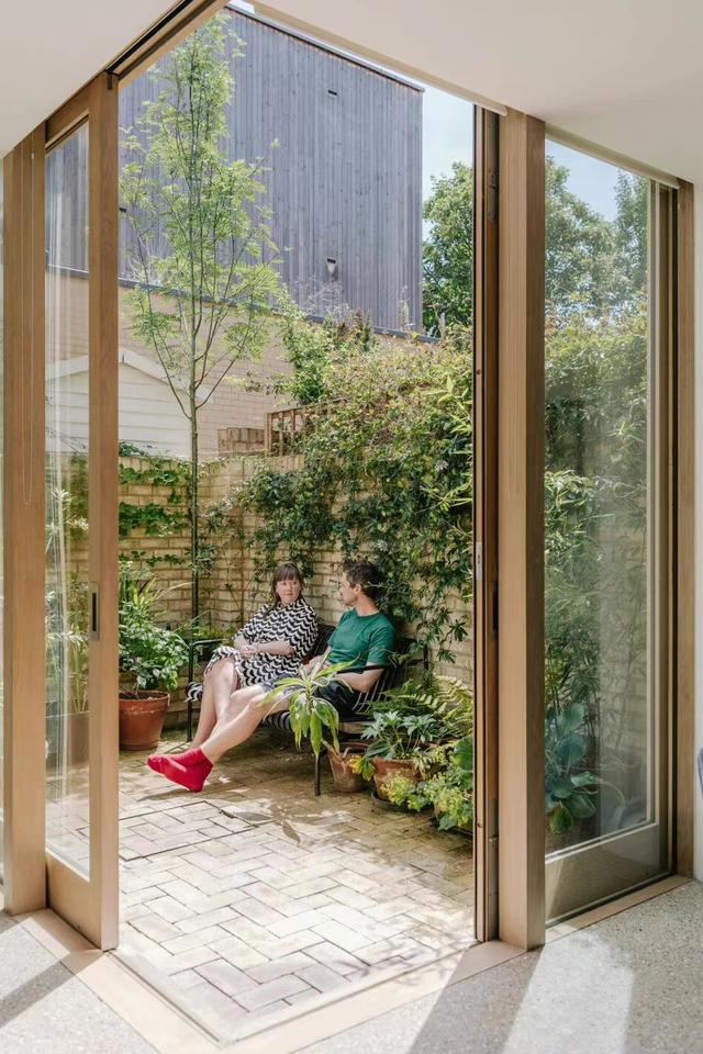 从窄小阴暗到明亮舒适,看了伦敦夫妻的老房改造,被一楼吸引住了