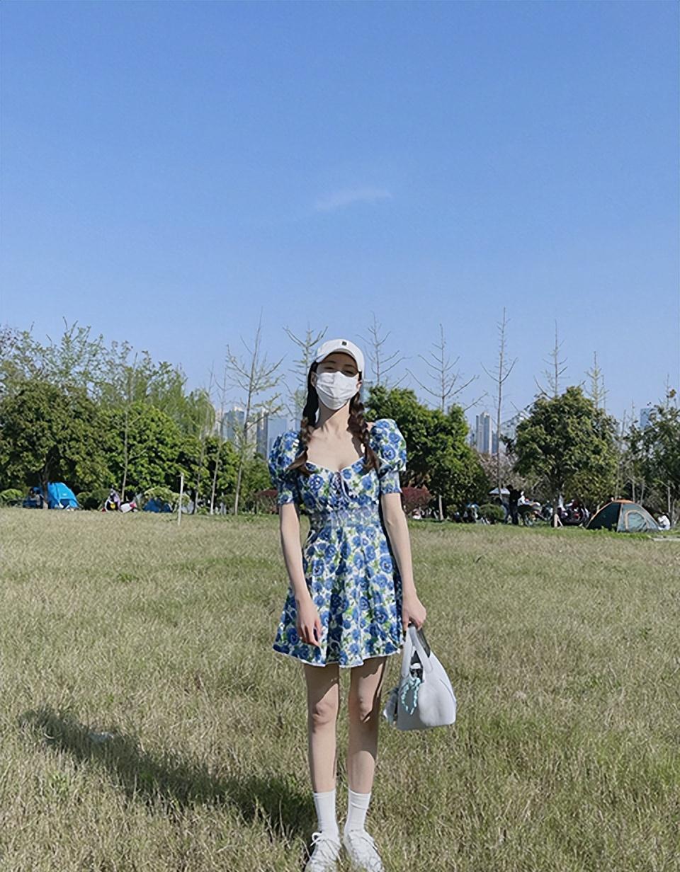 沈梦辰|沈梦辰晒春日随拍，碎花露背裙大秀“漫画腿”，皮肤更是白到发光