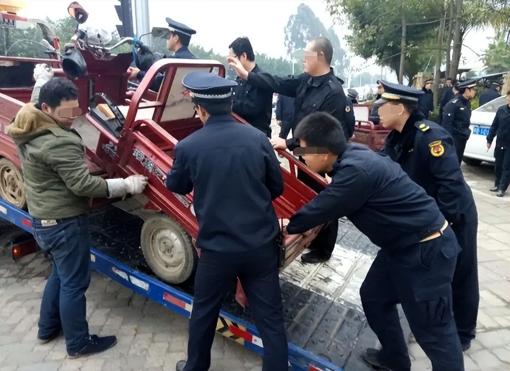 2009年,辽宁小贩摆摊车子被收,下跪苦求无果,持刀刺死两名城管
