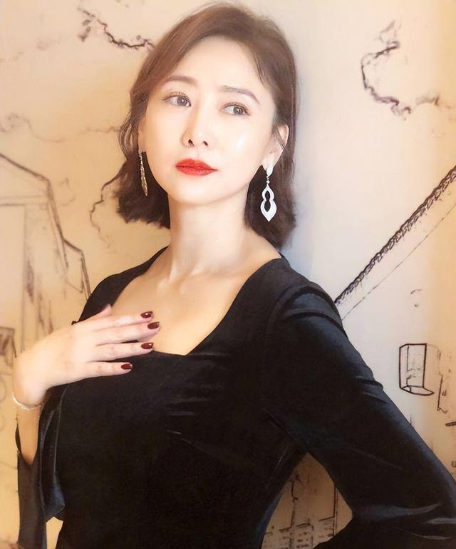 |翁虹：从小学舞蹈，却靠拍电影成名，“女神”嫁给了爱情！