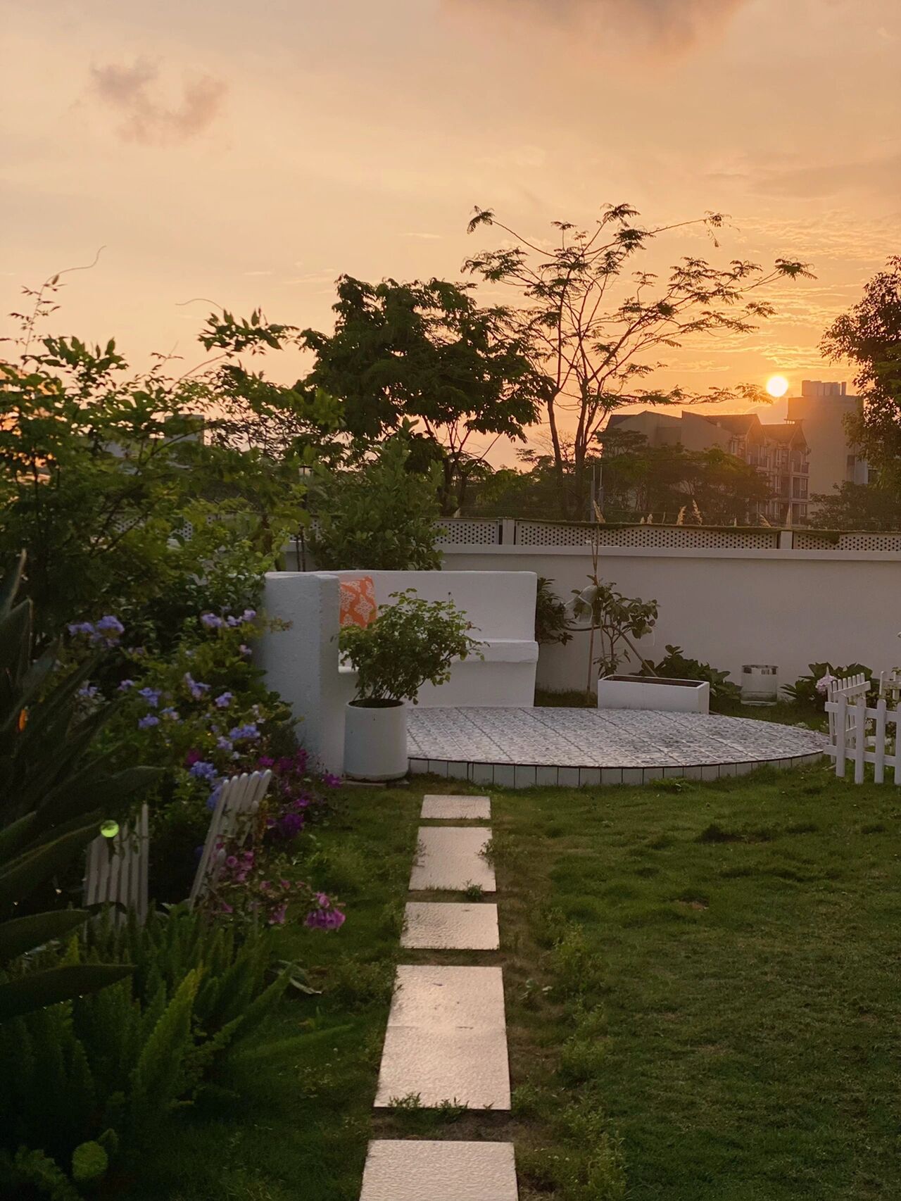 买房送了个250㎡的院子,自己设计成花园,朋友说像高档度假酒店