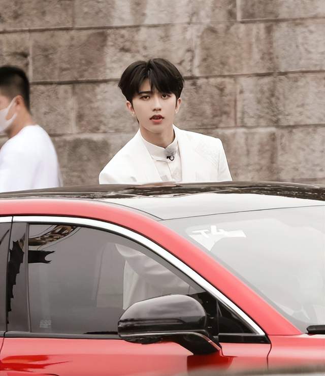 奔跑吧兄弟|跑男前往浙江金华录制节目，Baby白鹿蔡徐坤现身，现场观众人山人海