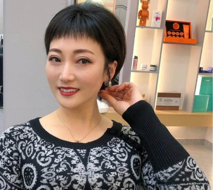 西兰花 四五十岁的女人发型别瞎整了，选这4款就对了，好看又减龄
