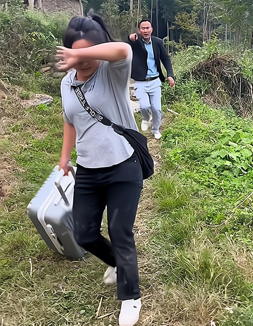 女子带着新男友回婆家摊牌,丈夫气得当场动手:我的面子往哪里放