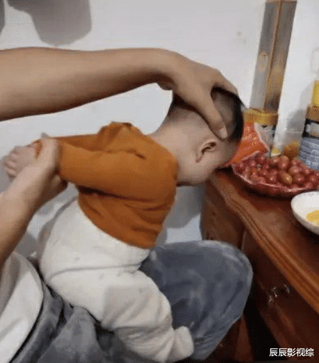 |“从带孩子的手法看,猜猜我老公啥职业的?”哈哈哈练家子啊