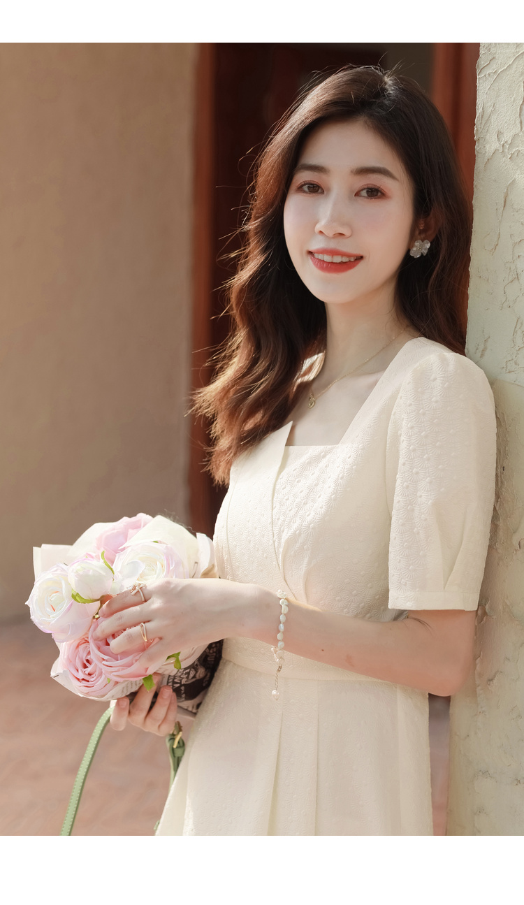 40岁的女人这样穿就很美!一条连衣裙穿出气质感,温柔优雅又洋气