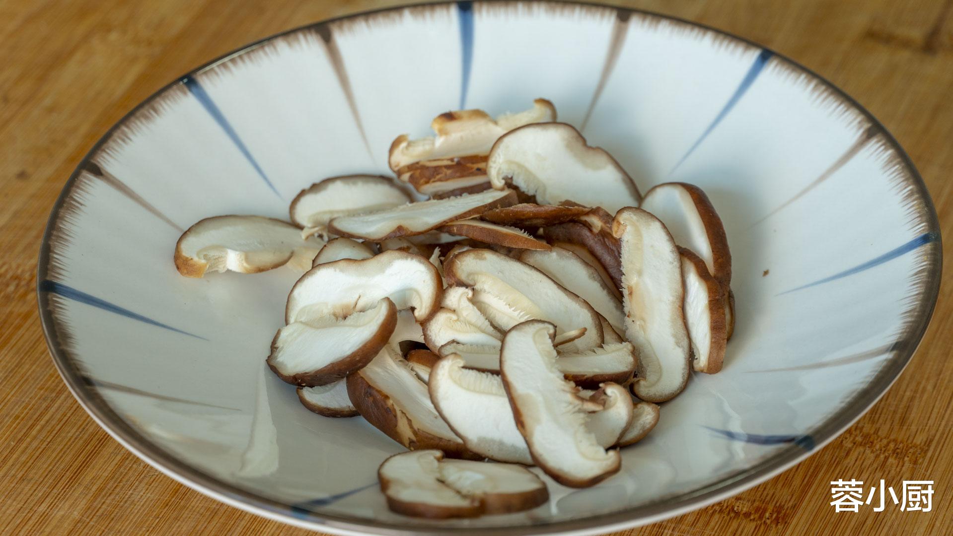 脑梗塞|中老年人“养骨”,别只懂喝骨汤,建议多吃4物,腿脚有劲精神好