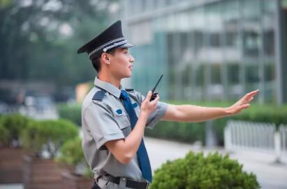 三个女人围攻一个保安,没想到反被保安打倒在地,保安:她们欠揍