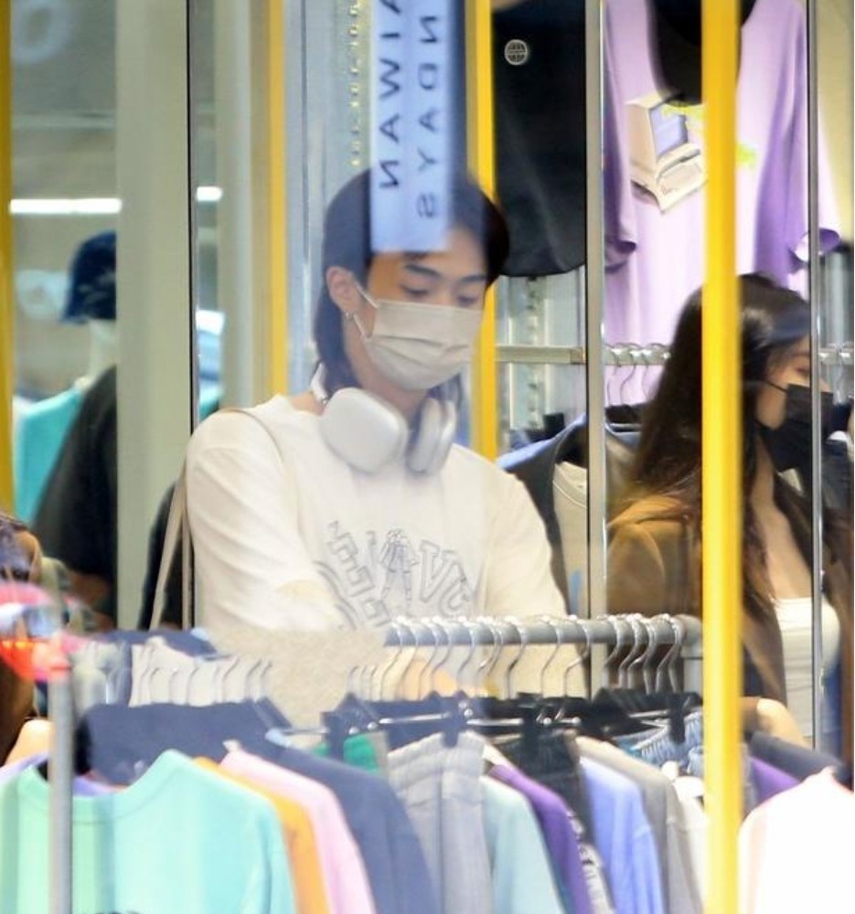 张小斐|伊能静儿子现身台北买女装，兰花指太抢眼，街边抽烟熟练像他爸