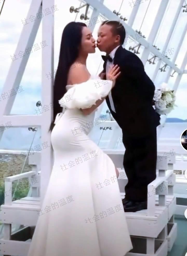 男子身高1米45拍婚纱照,漂亮新娘主动献吻,游客:像妈妈和儿子
