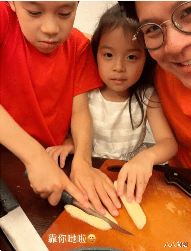 陶汉林 霍中妍越来越爱美！长发披肩发型配小白裙，清纯模样越发像奶奶了