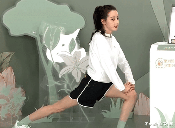 迪丽热巴|热巴参加活动再现“竹竿身材”,生图目测不超90斤,后期p图省了