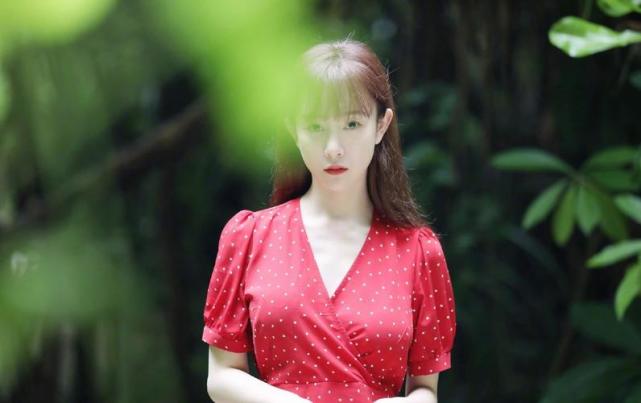秦岚|与贾静雯有同一位干爹，20岁因轧戏被开除，33岁嫁韩国歌手