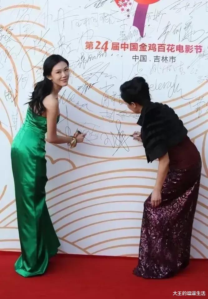 高丽雯|60岁王姬穿蕾丝裙秀曲线,女儿高丽雯抹胸裙清新自然,一对母女花