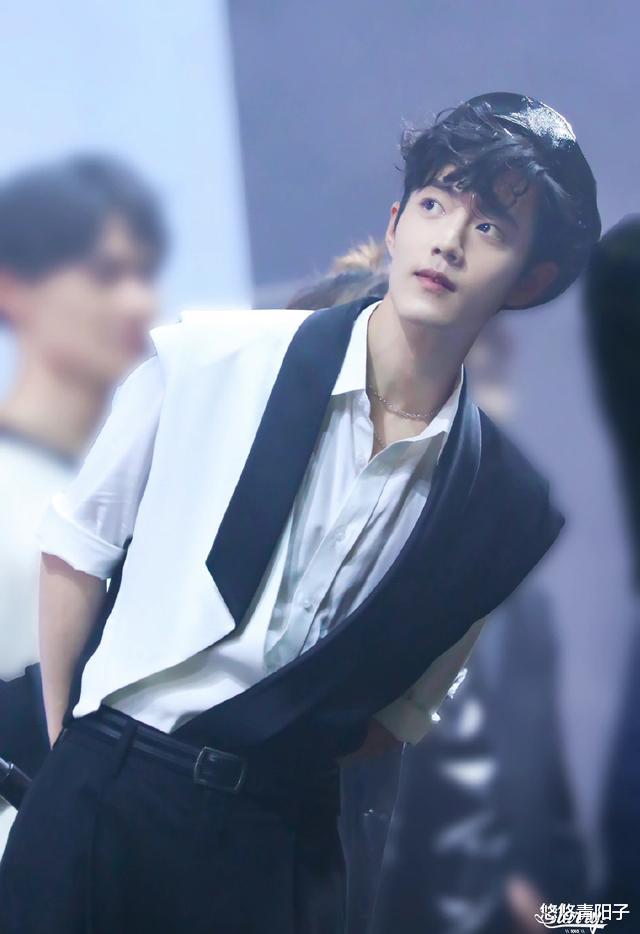 肖战|疑似肖战吃饭被偶遇,画面模糊不清,粉丝:首先你得证明这是肖战