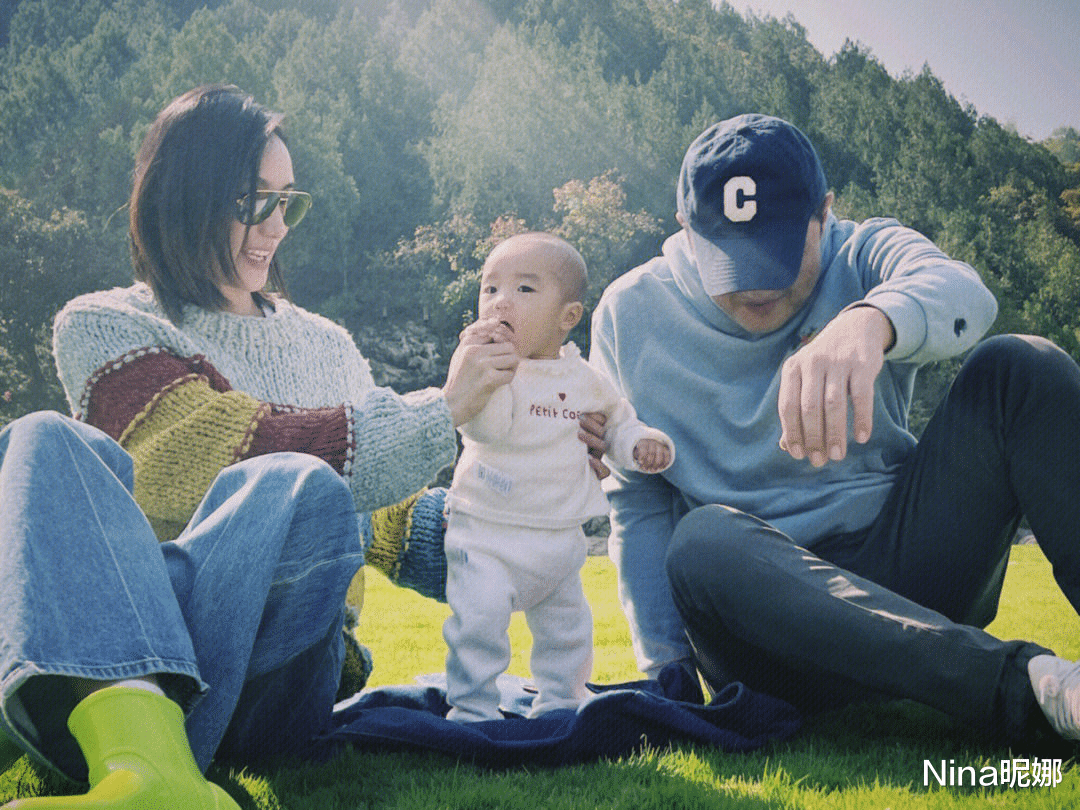 李亚鹏|李亚鹏农村生活照,妻子穿羽绒服头发油腻成家庭主妇,五官精致却没旺夫相