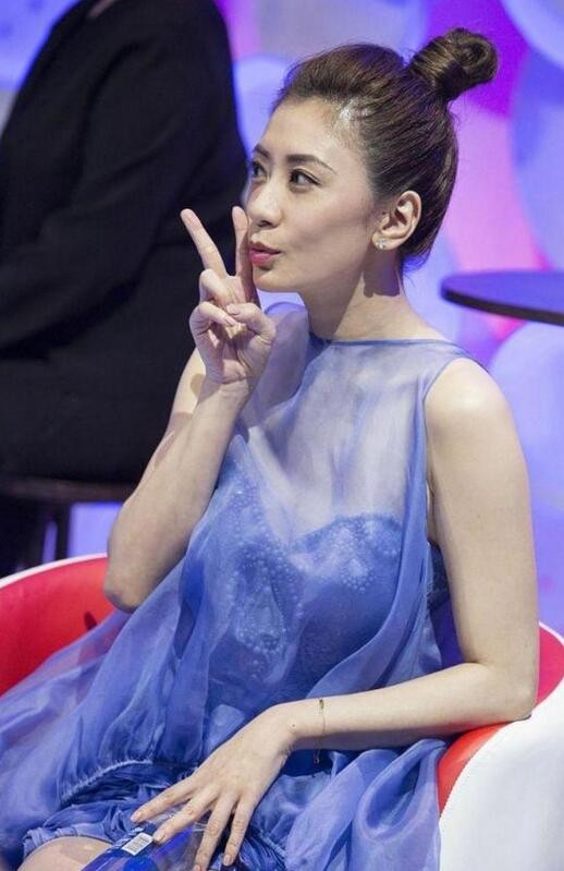 王一博|47岁贾静雯真不把自己当大婶，薄纱裙穿出少女味道，说27岁都信