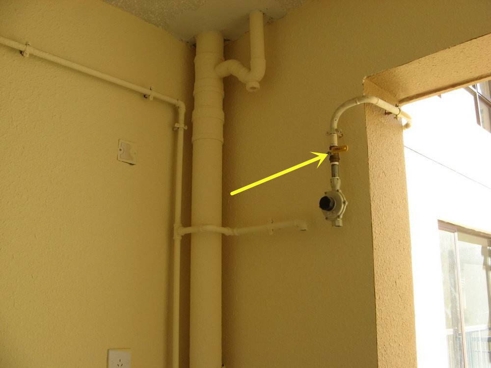 刚把顶楼阳台改成开放式厨房，物业就上门了，能碍着谁家？