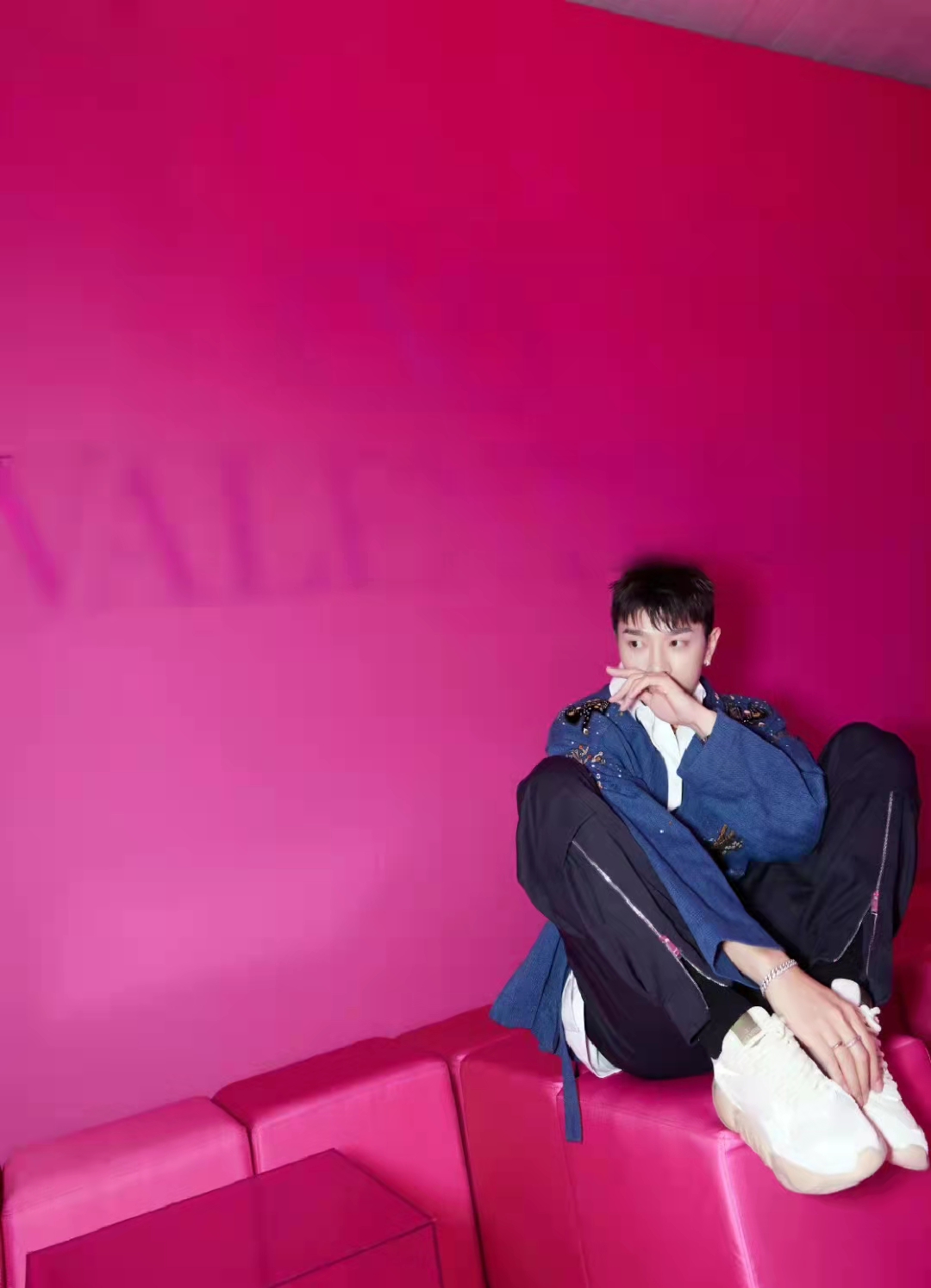 孙俪|众星亮相品牌红毯：孙俪深V罕秀性感，关晓彤瘦成纸片筷子腿吸睛