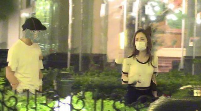 带货|彭昱畅携女友玩飞盘,女友化身小迷妹不停为他拍照,感情稳定好甜