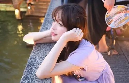 金莎|“可爱教主”金莎，与胡歌搭戏而爆红，如今大方回应38岁没人要