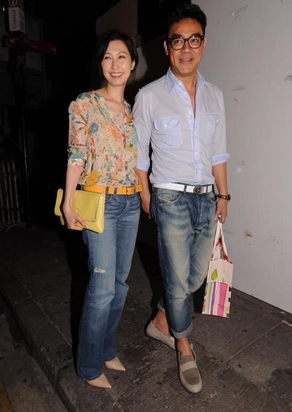 穿衣搭配 郭蔼明哪像53的女人？清爽短发搭休闲装，纯素颜也难掩骨子里的美