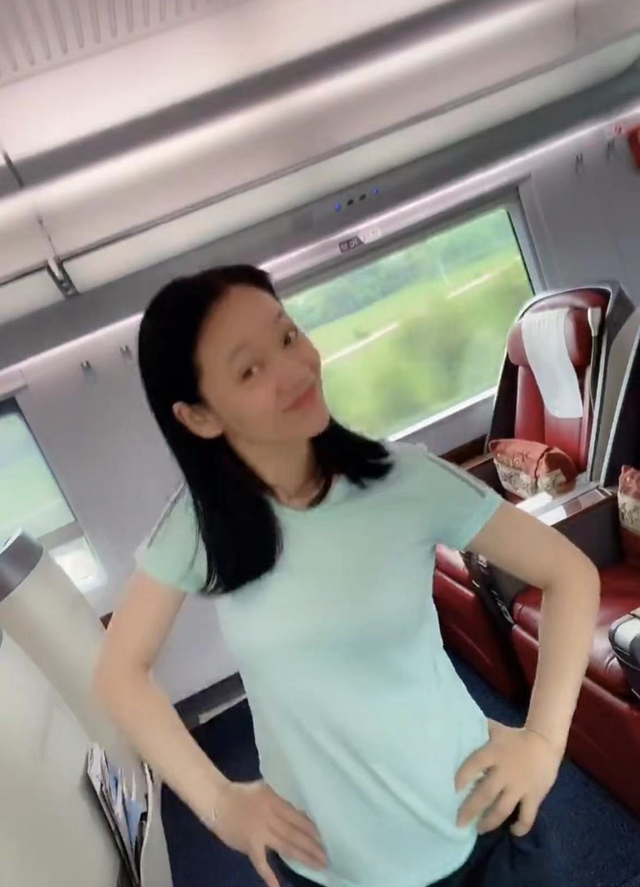 美丽|知名主持人周群惹争议！在高铁上不顾场合热舞，放飞自我