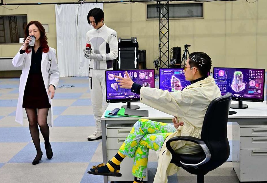 制服|小樱加入新组织，女王抛弃过去，维斯本体登场，三大声优客串！