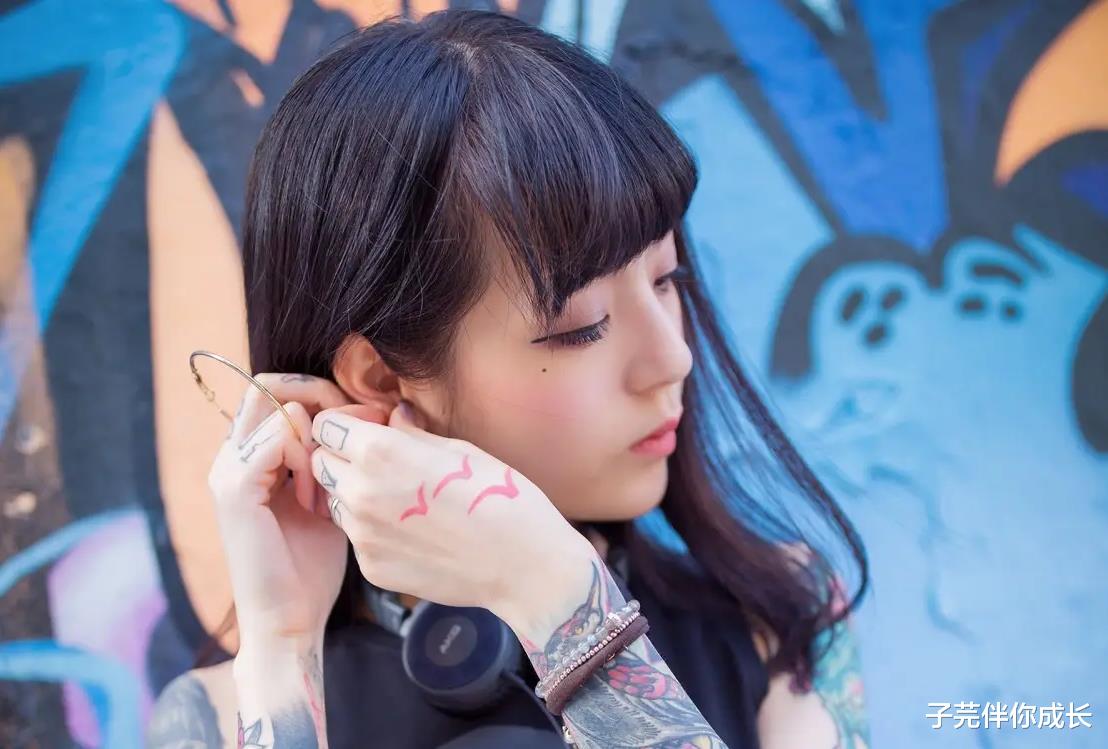 女孩为爱纹花臂,痛到抽搐直落泪,网友:为讨男友喜欢值得吗?